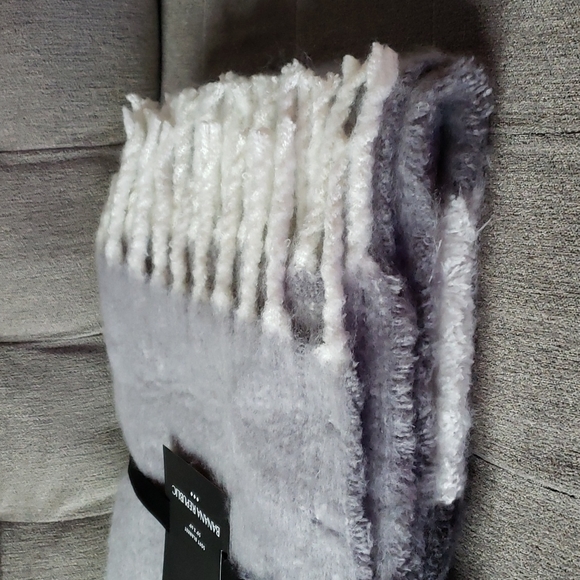Banana Republic 50" x 60" Soft Blanket NWT Gray White - Picture 6 of 13